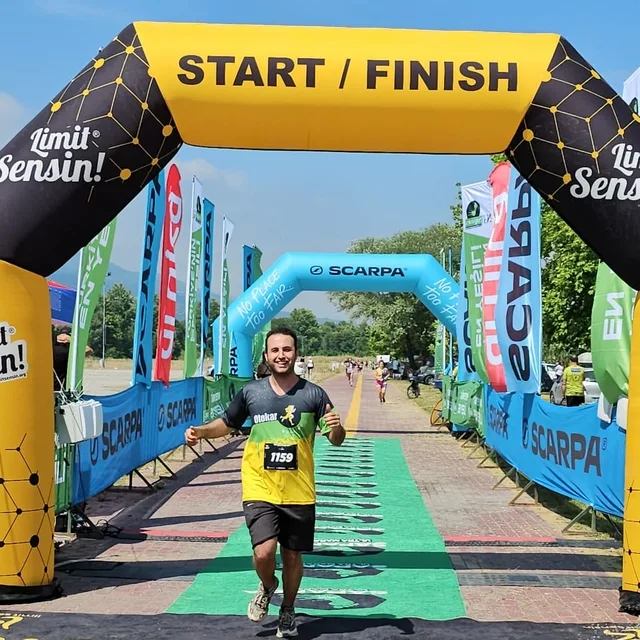 Inflatable arch at the start line of a marathon